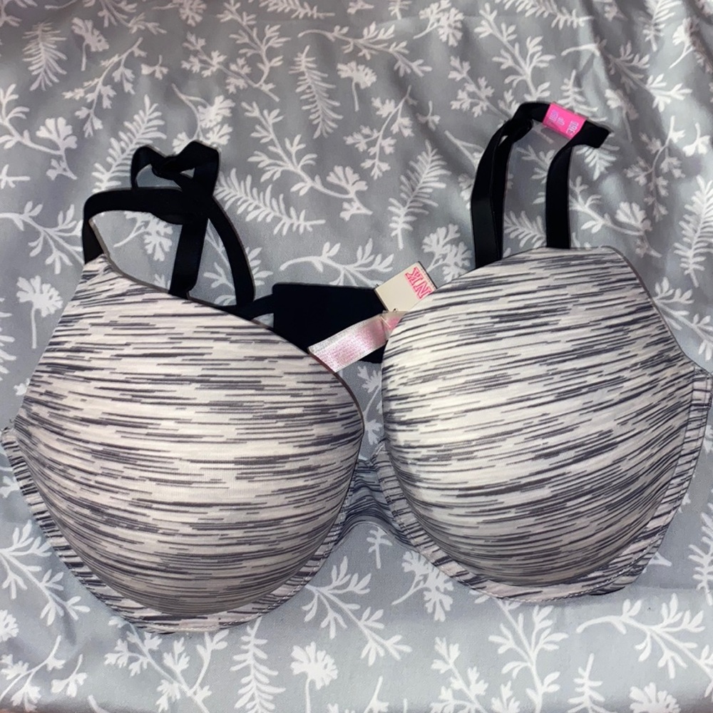 BRANS NEW Victoria’s Secret Bra size 36D PUSH UP BRA